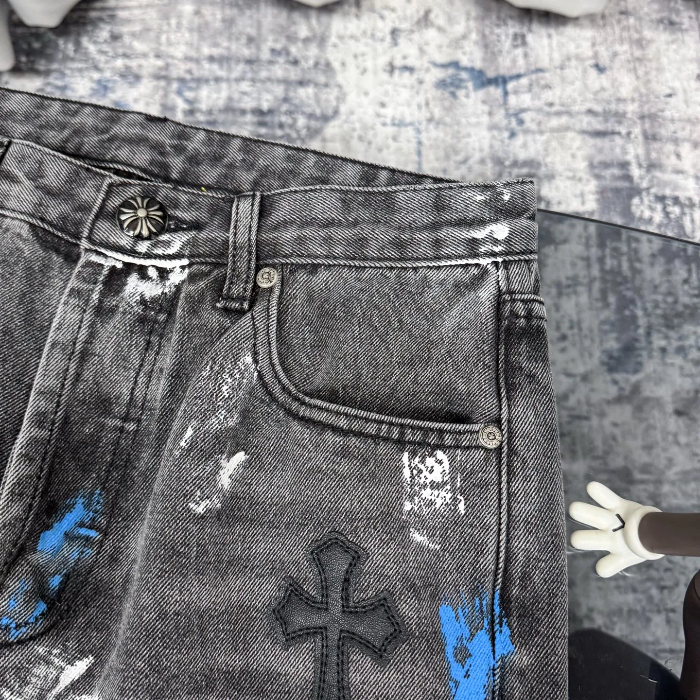 P280 GALLERY DEPT & Chrome Hearts Co-branded colorful leather cross loose washed flared jeans that truly restore the ultimate vintage texture. The original hardware and accessories are washed and other elevators. The QR code analysis is all purchased from the original factory. The degree of restoration is high. You are welcome to compare the products~ Three-dimensional version is loose and comfortable without being too picky about the figure. It looks taller and slimmer. Factory Seiko. Original factory quality control. Same style for men and women. Can be matched with couples. Versatile recommendation. Must-have jeans D332 for all seasons. Trendy people have been disappointed. From the quality selection of fabrics, the tailoring of details, and the matching of patterns, everything is impeccable! The upper body is so handsome when worn...it can be easily worn by men, women and children! The craftsmanship is made of heavy-duty washed pure cotton denim fabric. After washing, it is soft and thick and looks very stylish when worn. Size: 28/30/32/34/36 Waist: 70/75/80/85/90 Knee: 44.5/46/47.5/49/50.5 Pants length: 102/104/106/108/110